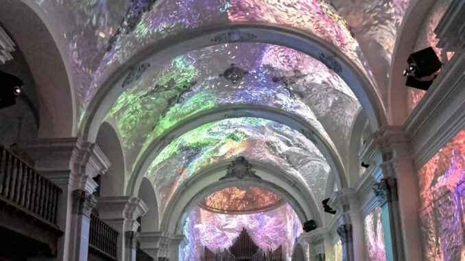 Noche del Patrimonio en Cuenca con visitas guiadas gratuitas Cartel promocional de la Noche del Patrimonio de ABIERTO PATRIMONIO en Cuenca con espacios expositivos iluminados