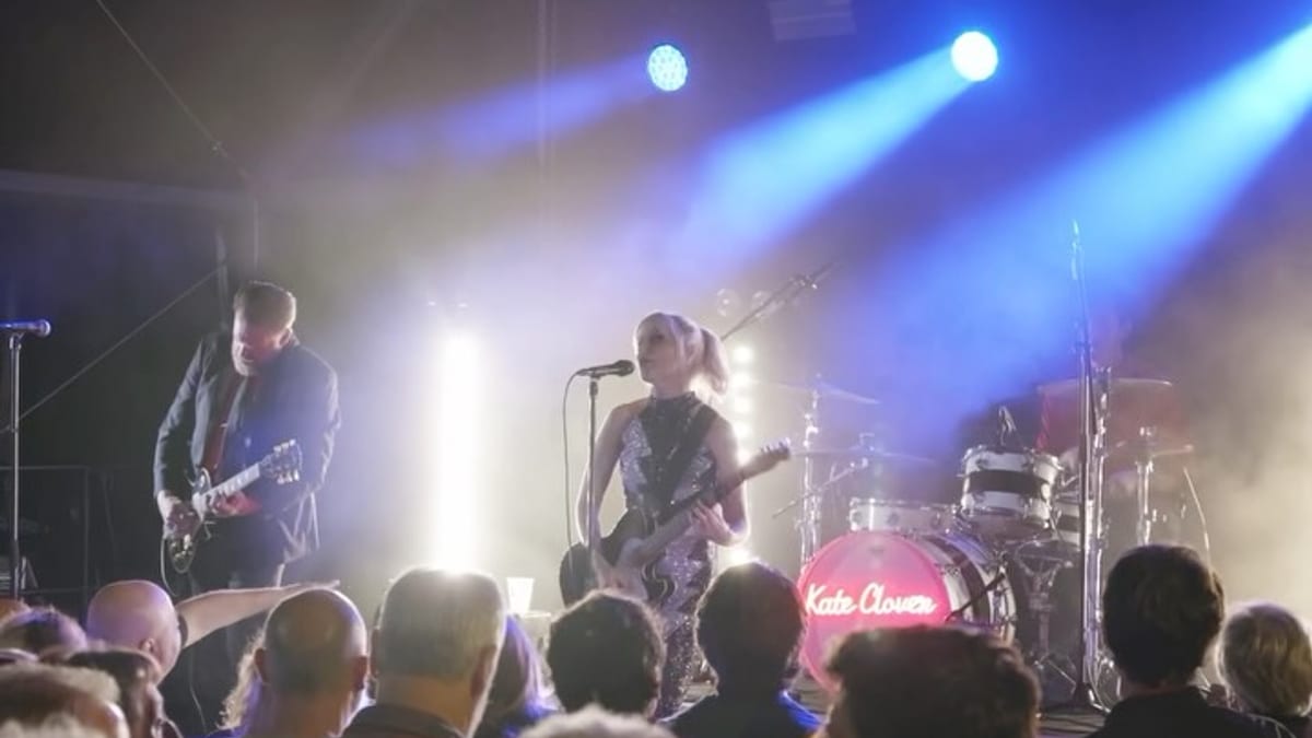 Promoción de concierto de rock en el Paraguas de Oviedo con Kate Clover y Feedbacks Pop