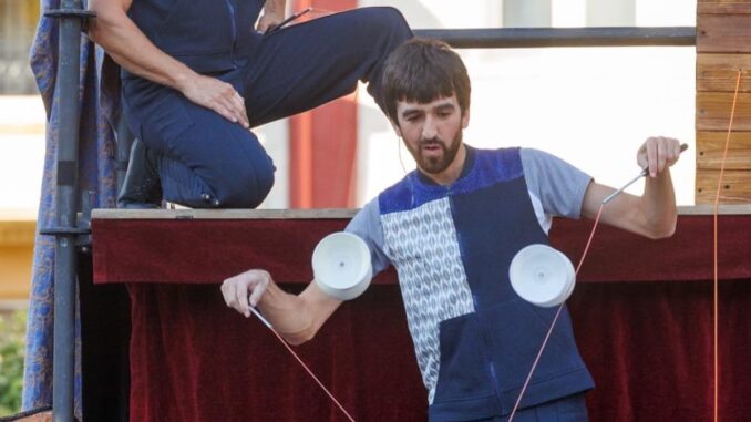 Las Noches con Arte llenan de cultura el Parque Galarza con la actuación de Zirkozaurre Actuación de Zirkozaurre en el Parque Galarza durante las Noches con Arte de Logroño