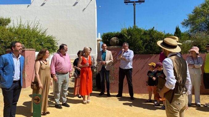 Comienzan obras para renovar las cubiertas del Museo del Conjunto Arqueológico de Carmona Autoridades de la Junta de Andalucía en el Conjunto Arqueológico de Carmona durante la presentación de las obras de renovación de cubiertas