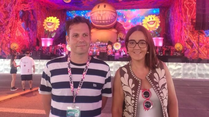 Abre la programación de San Mateo 2026 con el festival 'elrow' en Oviedo El alcalde Alfredo Canteli y la concejala Covadonga Díaz en el recinto de La Ería durante el festival elrow