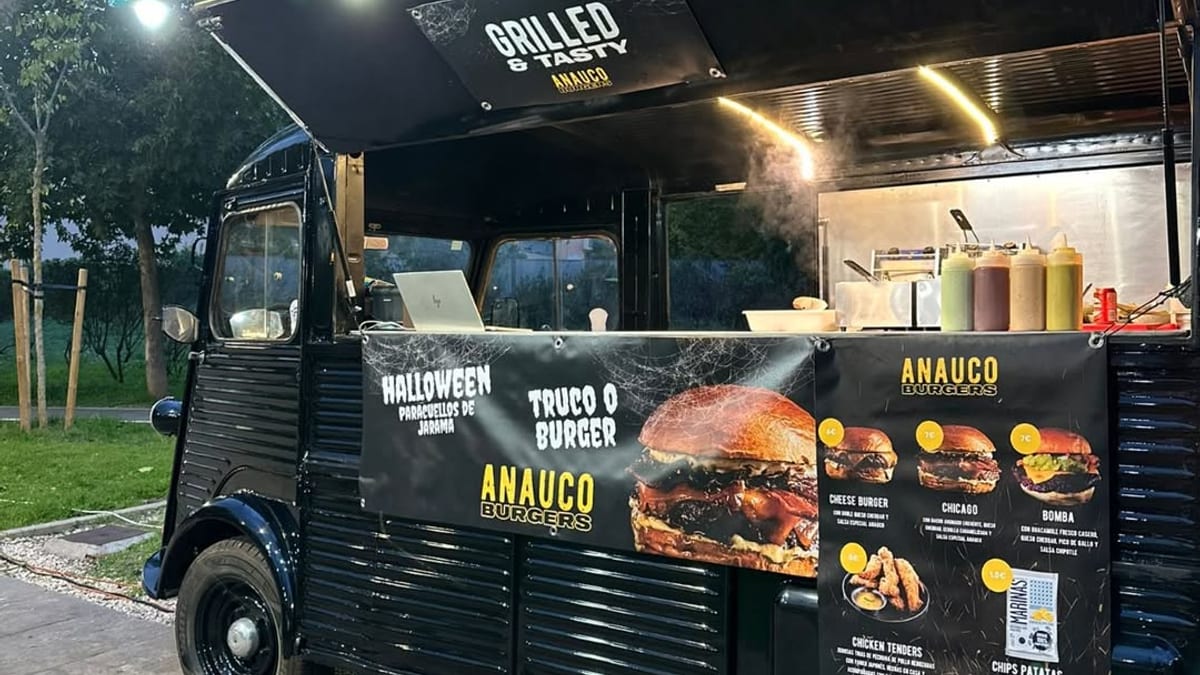 Cartel informativo de la convocatoria de food trucks para Halloween 2026 en Paracuellos de Jarama