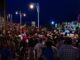 Multitud de personas disfrutando del Paseo de Carnaval en el Paseo Marítimo de Cádiz durante la noche