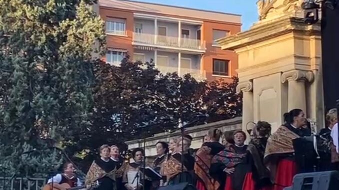 Paseo del Espolón de Logroño lleno de público durante las actuaciones de la Escuela de Jotas con el cartel de la campaña 'Vive lo descúbrelo'