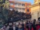 Paseo del Espolón de Logroño lleno de público durante las actuaciones de la Escuela de Jotas con el cartel de la campaña 'Vive lo descúbrelo'