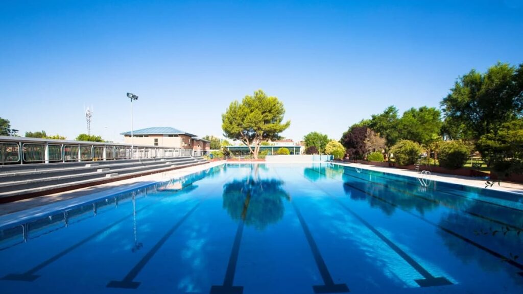 Piscina municipal de Pinto con piscina azul bajo el sol del verano
