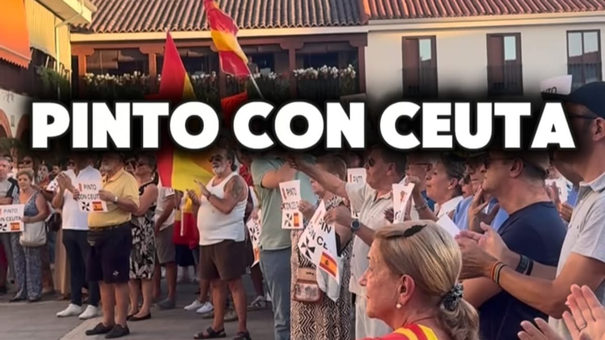 Plaza del Ayuntamiento de Pinto llena de vecinos en concentración de apoyo a Ceuta