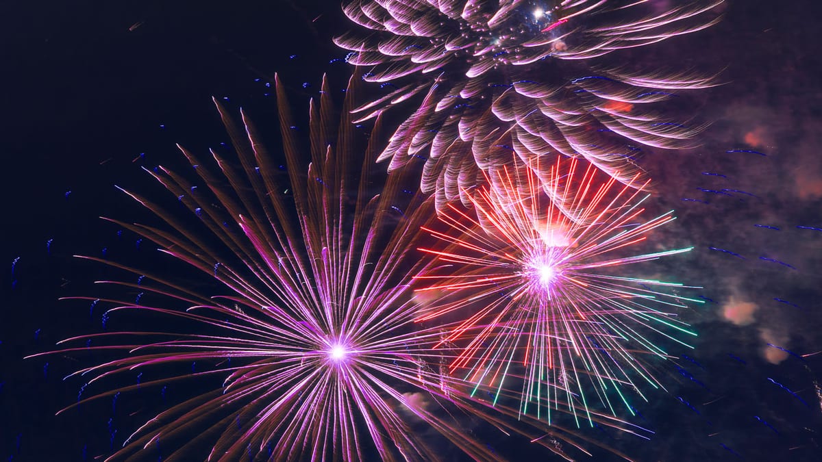 Espectáculo de fuegos artificiales de Pirotecnia Tomás durante el XVIII Concurso Internacional de Fuegos Artificiales de las fiestas de San Mateo en Logroño