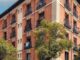 Plaza de la Cruz Verde en Madrid, edificio histórico de ladrillo rojo con terraza