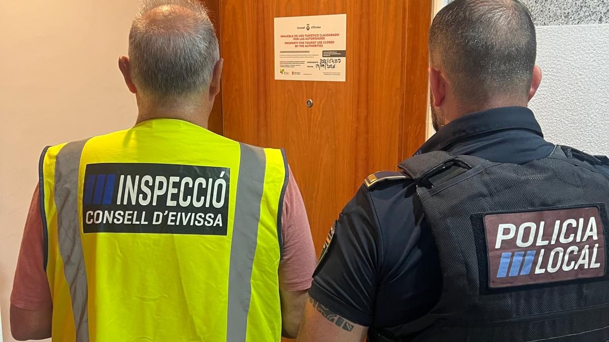 Puerta precintada de una vivienda destinada al alquiler turístico ilegal en Eivissa, con el número 3 y carteles de inspección del Consell d'Eivissa y Policía Local