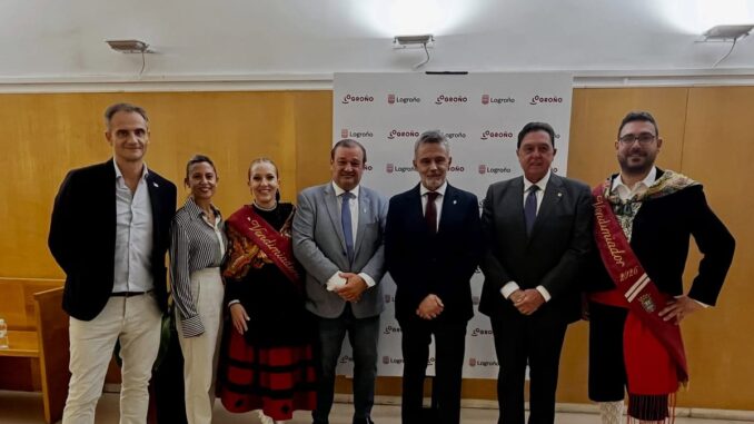 El maestro Tomás Campuzano durante la lectura del pregón del Club Taurino 2026 en el Auditorio Municipal de Logroño