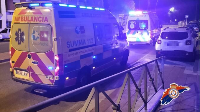 Protección Civil interviene en un aviso de dolor torácico en San Sebastián de los Reyes Ambulancia del SUMMA 112 con equipo de soporte vital avanzado interviniendo en emergencia médica