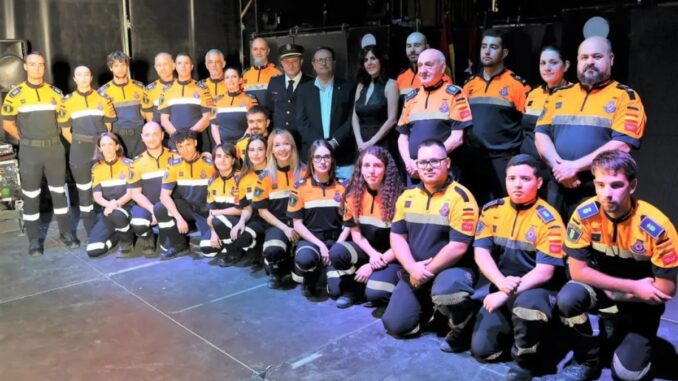 Protección Civil protagoniza el pregón de las Fiestas de Villaviciosa de Odón 2026 Personal de la Agrupación de Voluntarios de Protección Civil de Villaviciosa de Odón en el escenario durante el pregón de las Fiestas 2026