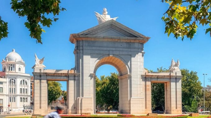 Puerta de San Vicente, la joya monumental de Madrid a pasos de Príncipe Pío Puerta de San Vicente, monumento histórico de Madrid encargado por Carlos III y diseñado por Sabatini, ubicado cerca de Príncipe Pío