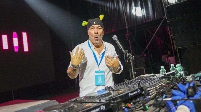 El Pulpo en la cabina de DJ durante el evento en el recinto ferial de Pozuelo