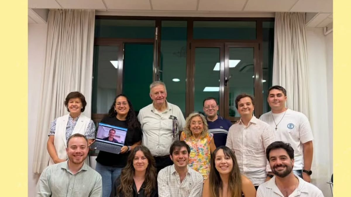 Asamblea de la Red Fratelli con miembros construyendo con piezas de LEGO para reflexionar sobre objetivos comunes