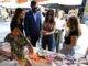 Imagen de la feria RESOTEX en Plasencia con expositores y visitantes consultando colecciones textiles sostenibles