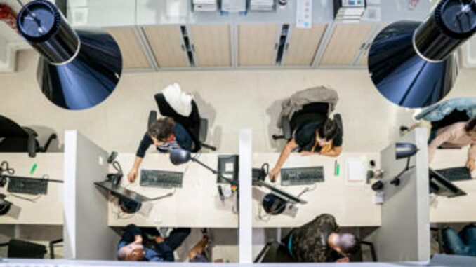 El SAIER atiende a más de 25.000 personas en 2025 con un aumento del 19% Interior del SAIER de Barcelona con personal trabajando en escritorios para atender a personas migrantes