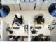 Interior del SAIER de Barcelona con personal trabajando en escritorios para atender a personas migrantes
