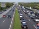 Cartel informativo del Ayuntamiento de San Sebastián de los Reyes sobre cómo ceder paso a servicios prioritarios en autovía según el número de carriles