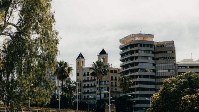 Sanidad pone en marcha seguimiento 24 horas para personas con riesgo suicida Representación simbólica de un servicio de atención y seguimiento en salud mental, con iconografía de teléfono de emergencia y apoyo sanitario