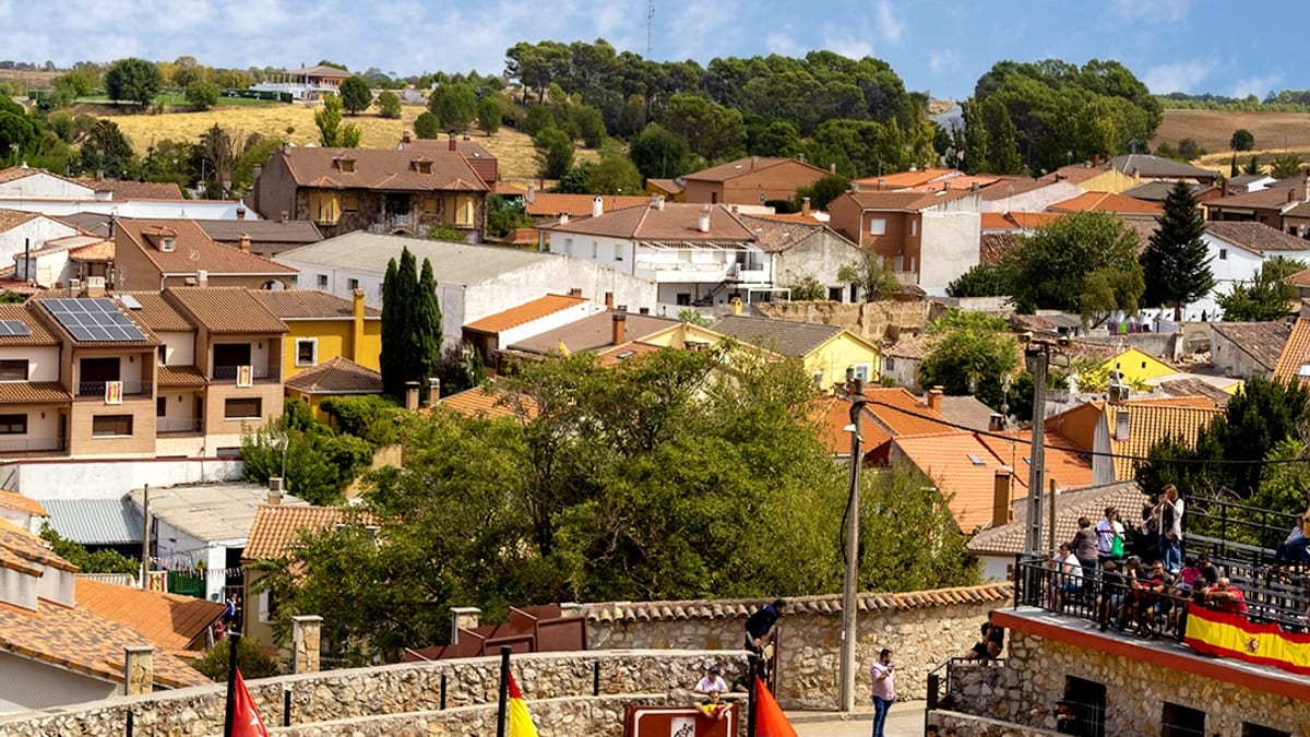 Vista de Santorcaz con el Castillo de Torremocha y la iglesia de San Torcuato, pueblo histórico de Madrid