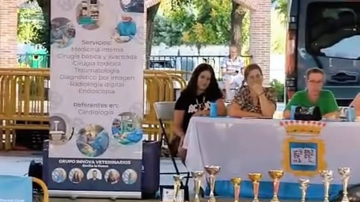 Participantes y perros en el Certamen de Belleza Canina de Sevilla la Nueva