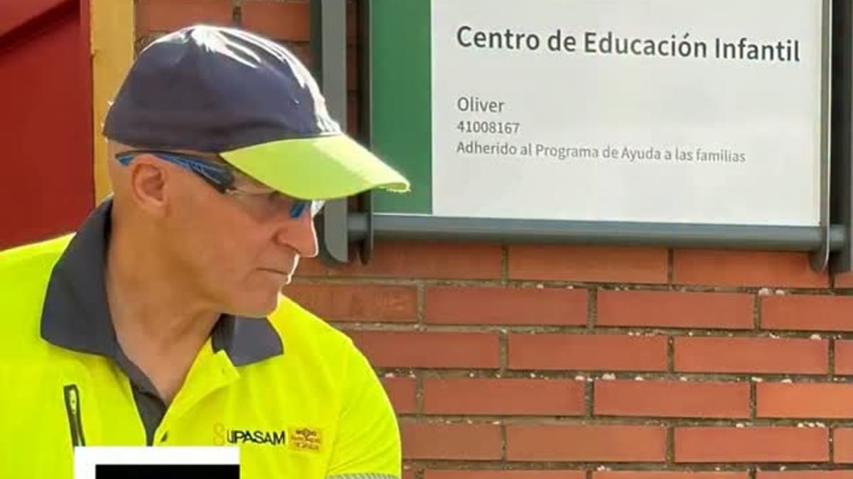 Trabajos de limpieza y acondicionamiento en los accesos del Centro de Educación Infantil Oliver en Sevilla con personal de LIPASAM