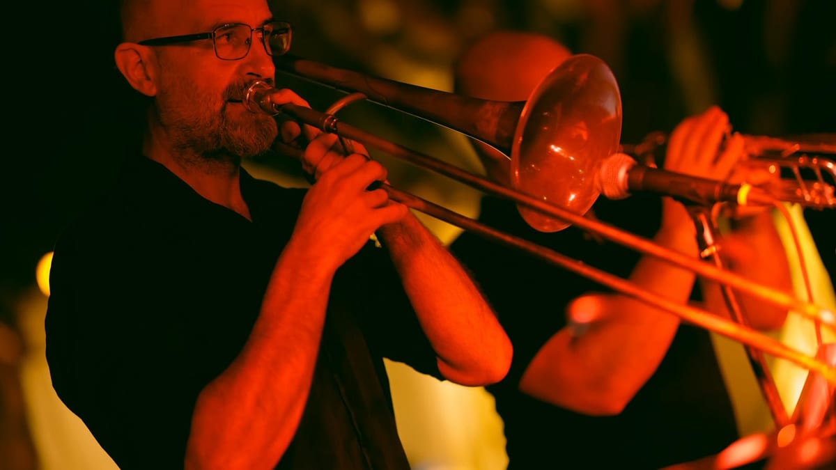 Sinéad Cormican, violinista y cantante irlandesa, actúa con su combo en Vara de Rey durante Eivissa Jazz