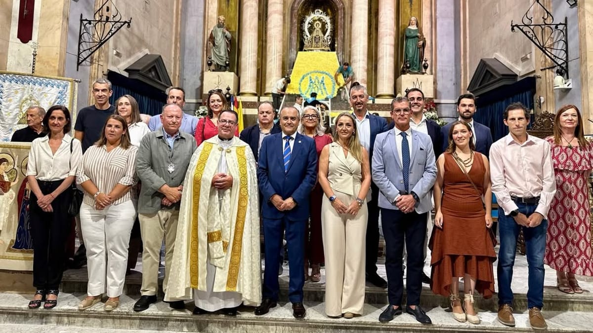 El alcalde José Julián Gregorio y miembros de la Corporación Municipal en la ofrenda floral a la Virgen del Prado en la Basílica