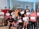 Acto de clausura del taller de cine 'Mirar, jugar, contar' en la Sala Municipal de Teatro Caribeño Verdú de Fuenlabrada, con participantes y autoridades municipales