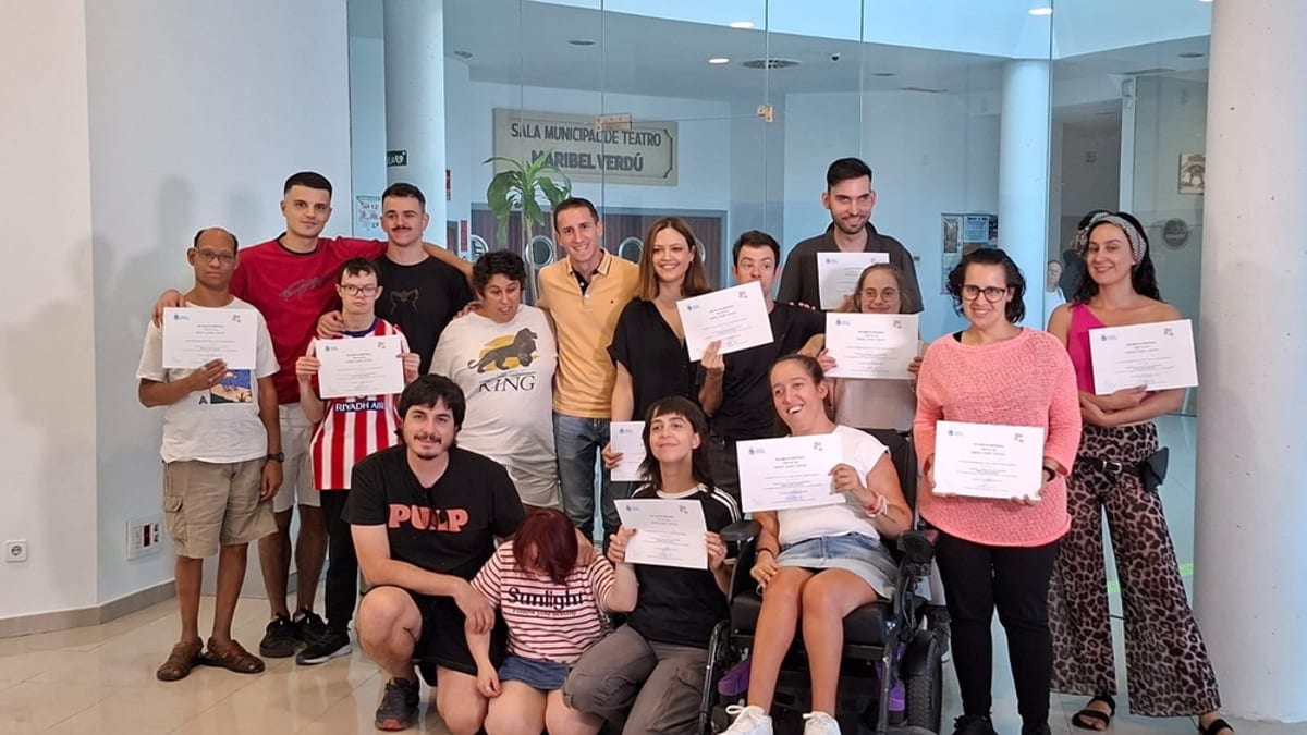 Acto de clausura del taller de cine 'Mirar, jugar, contar' en la Sala Municipal de Teatro Caribeño Verdú de Fuenlabrada, con participantes y autoridades municipales