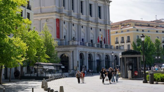 El Teatro Rialto abre temporada con cuatro estrenos de compañías valencianas Cartel promocional de la temporada de artes escénicas del Teatro Rialto con los estrenos de compañías valencianas