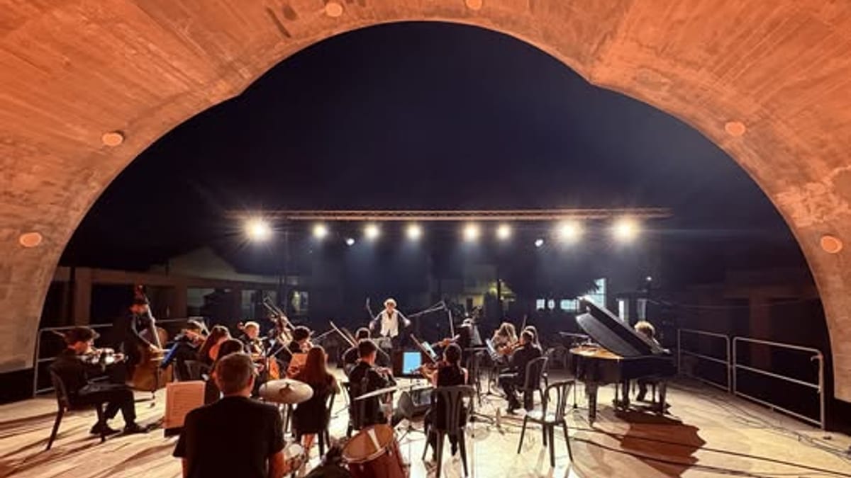 Cartel promocional de Territori Simfònic con información de conciertos en Utiel, Enguera y Sueca
