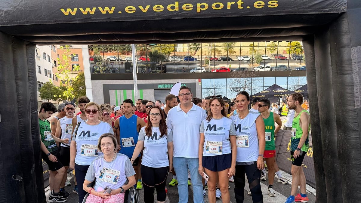 Participantes en la carrera solidaria 'Toledo se mueve por la inclusión' organizada por la Asociación de Esclerosis Múltiple de Toledo