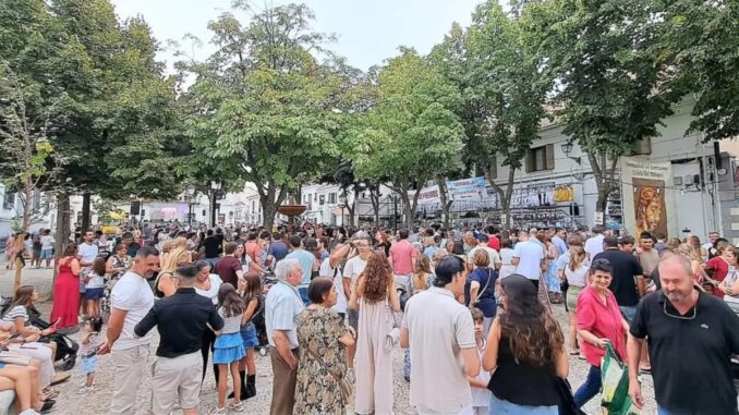 La Plaza de la Constitución acoge la Tómbola anual con 4.000 regalos Plaza de la Constitución durante la Tómbola anual de Villaviciosa de Odón, con visitantes reunidos alrededor de los tómbola con regalos