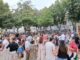 Plaza de la Constitución durante la Tómbola anual de Villaviciosa de Odón, con visitantes reunidos alrededor de los tómbola con regalos