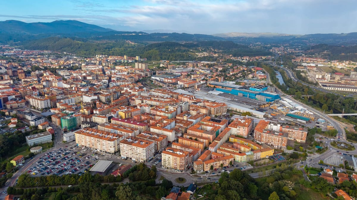 Presentación del proyecto Torrelavega Slow por el alcalde Javier López Estrada y la concejal de Turismo Cristina García Viñas