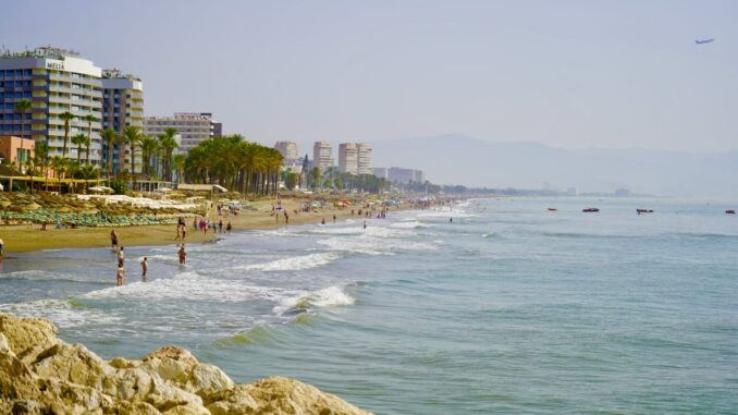 Cierra agosto con un incremento de viajeros del 5,7% en Torremolinos Datos de turismo y ocupación hotelera de Torremolinos en agosto