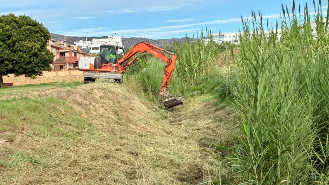 Limpia preventivamente arroyos e imbornales ante lluvias otoñales en Torremol... Equipo de limpieza de Aguas de Torremolinos trabajando en la limpieza preventiva de arroyos e imbornales del municipio