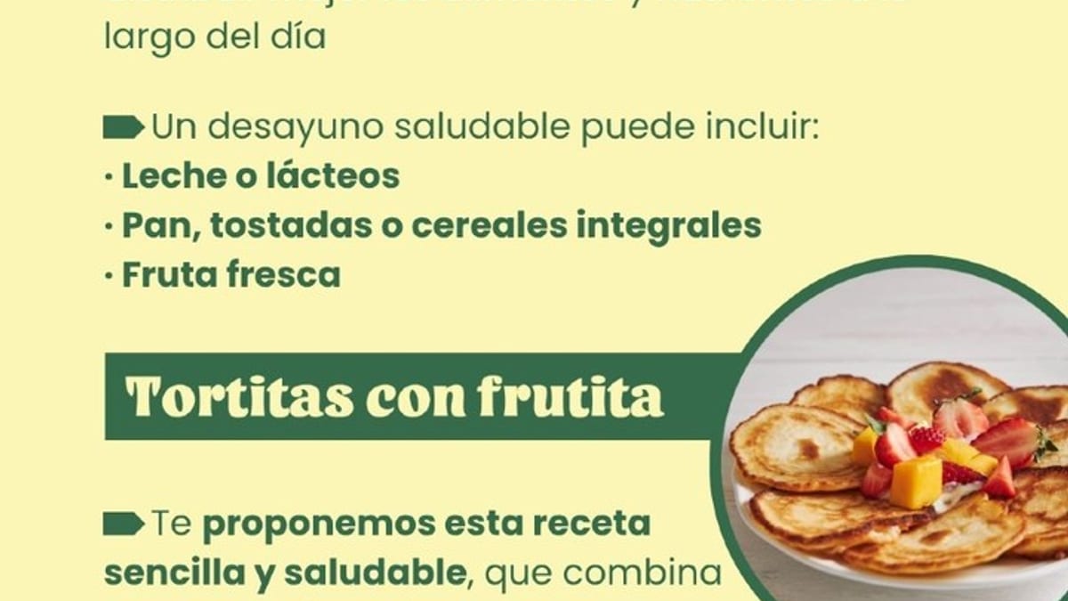 Tortitas con frutas frescas, desayuno saludable y equilibrado recomendado por la Agencia Española de Seguridad Alimentaria para niños