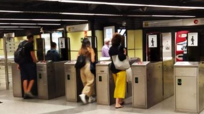 Transporte público gratuito el martes en la Comunitat Valenciana por el Día sin Coche Estación de metro con usuarios accediendo a través de torniquetes de acceso