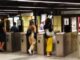 Estación de metro con usuarios accediendo a través de torniquetes de acceso