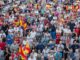 Concentración de vecinos en la Plaza del Ayuntamiento de Tres Cantos con banderas españolas en apoyo a Ceuta