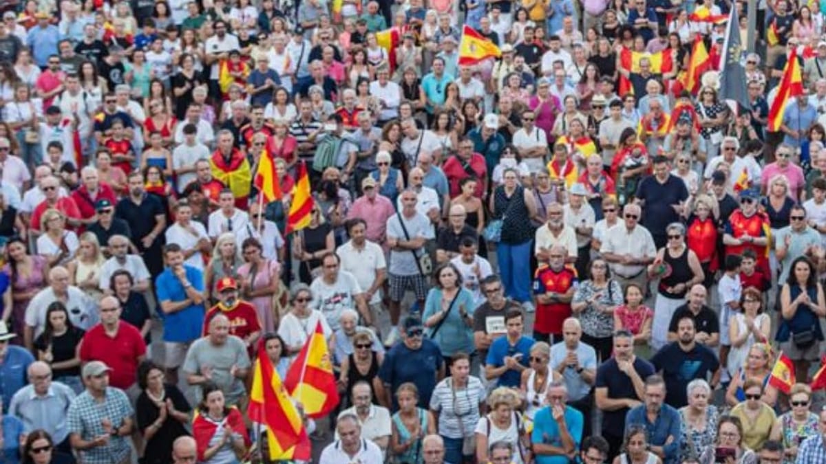 Concentración de vecinos en la Plaza del Ayuntamiento de Tres Cantos con banderas españolas en apoyo a Ceuta
