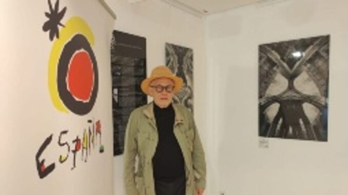Turespaña presenta en Berlín «Avatares de Sevilla», una mirada contemporánea a la capital andaluza Artista presentando imágenes del proyecto Avatares de Sevilla en Berlín con logo de Miró