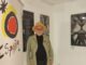 Artista presentando imágenes del proyecto Avatares de Sevilla en Berlín con logo de Miró