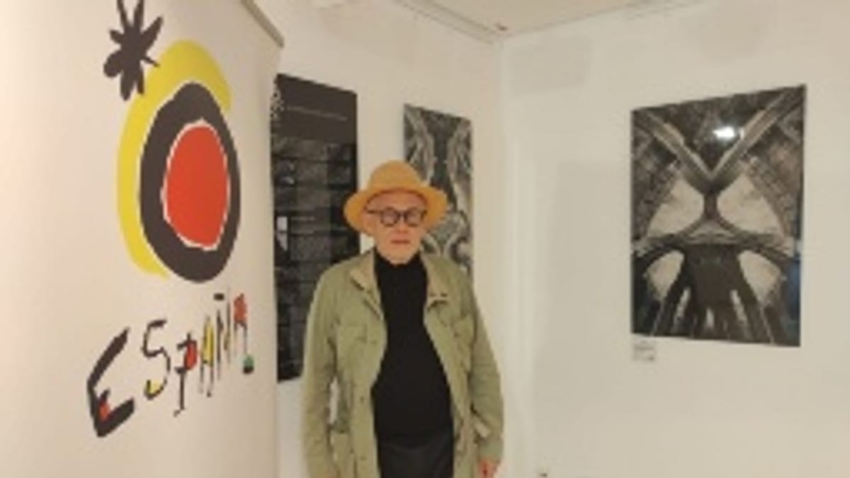 Artista presentando imágenes del proyecto Avatares de Sevilla en Berlín con logo de Miró
