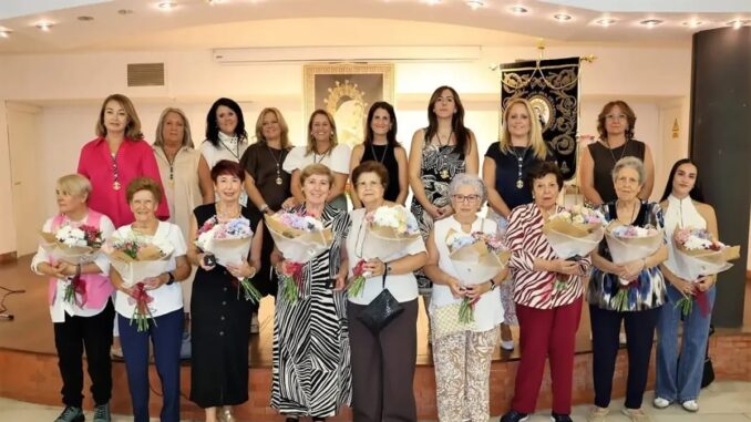 Acto de homenaje a hermanas de la Hermandad de la Virgen de la Soledad en Villaviciosa de Odón