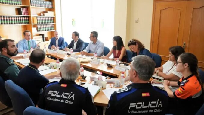 Villaviciosa de Odón refuerza seguridad para las Fiestas del 19 de septiembre Reunión de coordinación de fuerzas de seguridad en el Ayuntamiento de Villaviciosa de Odón con agentes de Policía Local, Guardia Civil y otros cuerpos de seguridad